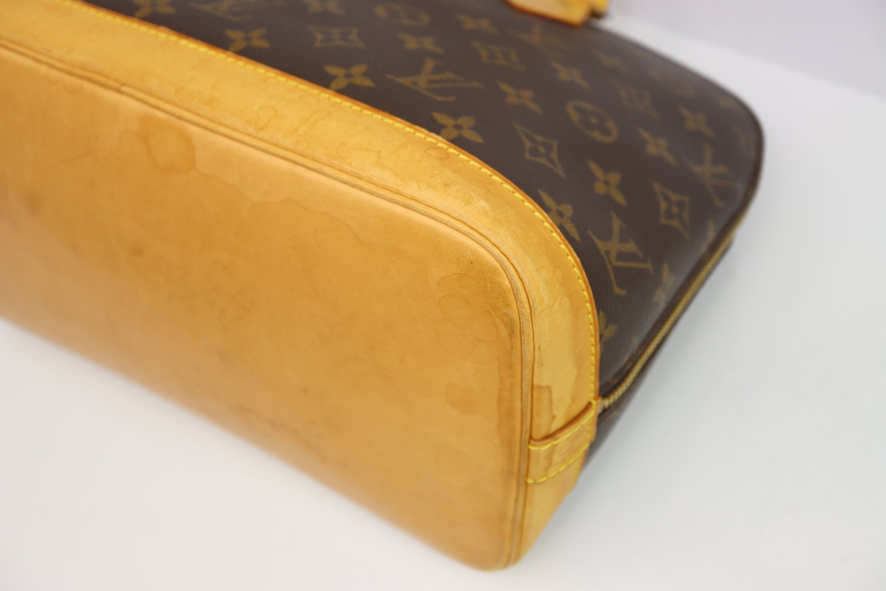 Louis Vuitton Canvas Monogram Alma Handbag