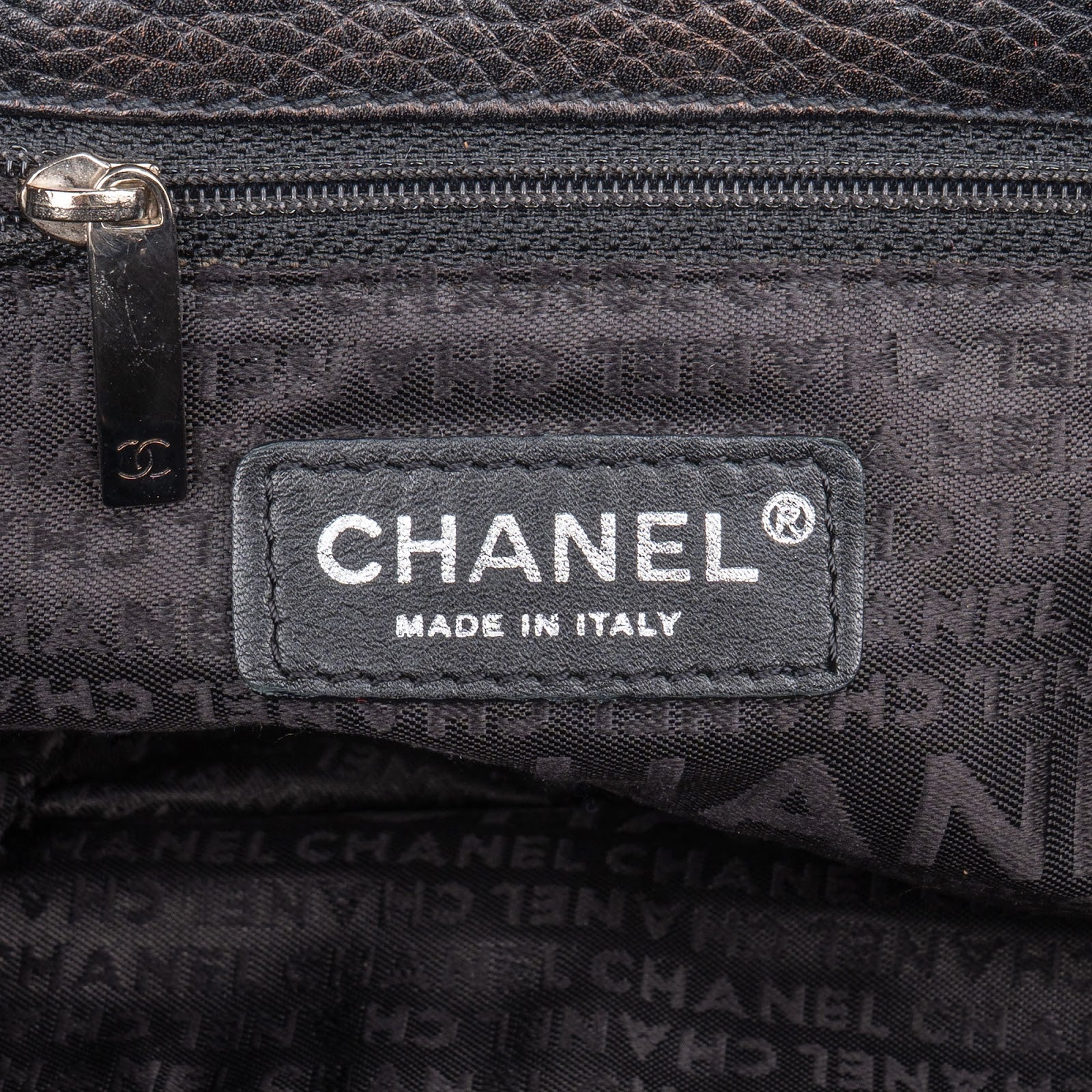 Sac à bandoulière Hobo Chanel en cuir de veau grainé avec pompon