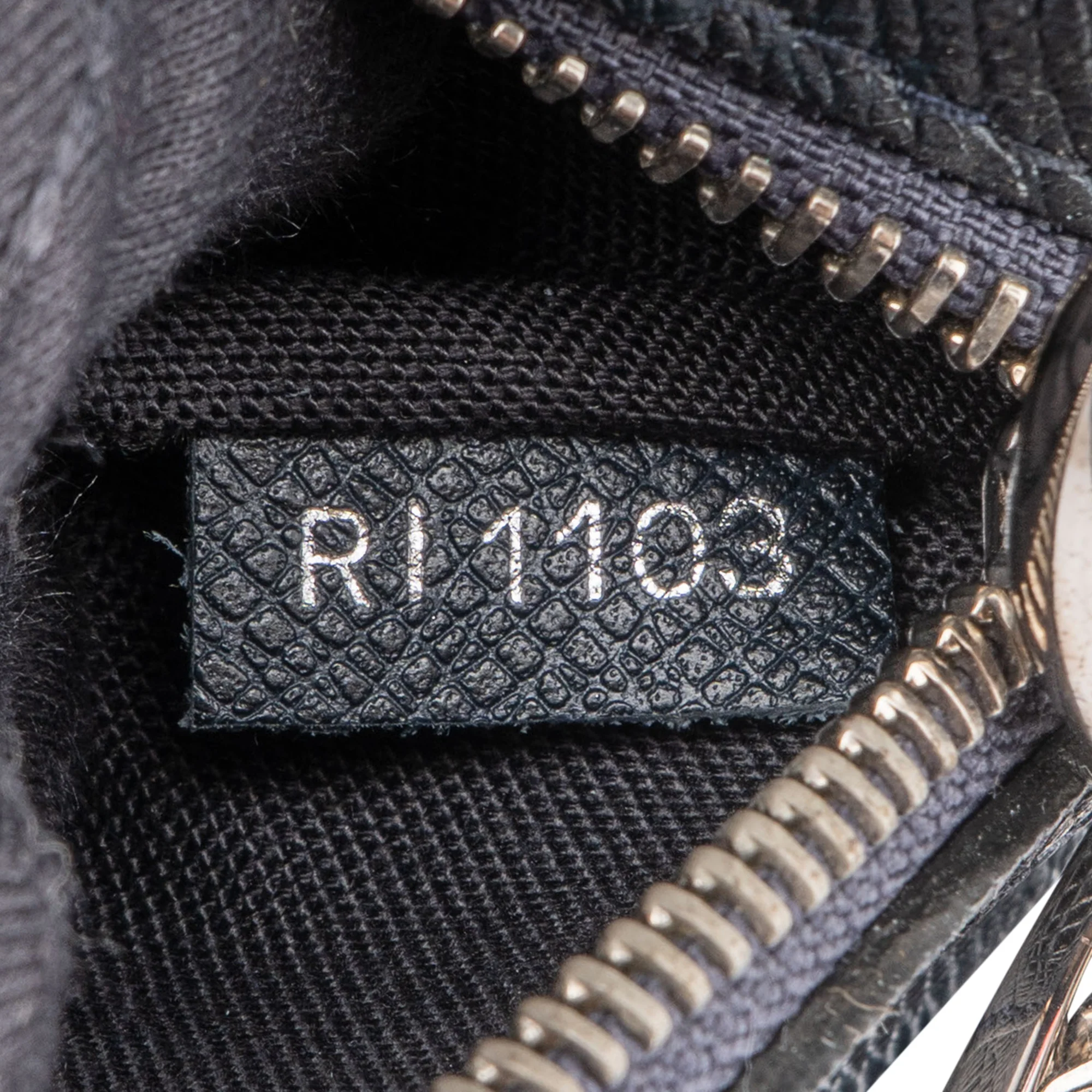 Louis Vuitton Bleu Taiga Leather Vassili PM Business Tasche