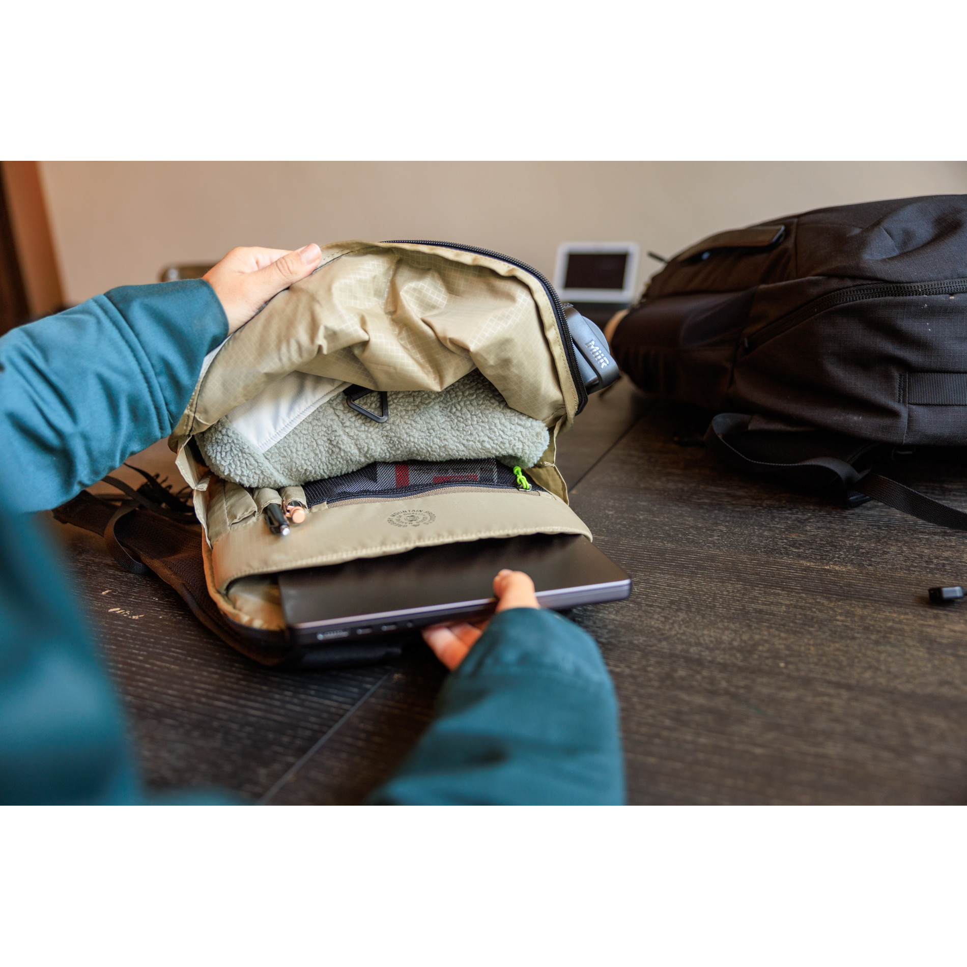 BORDER 30 - POOL PARTY