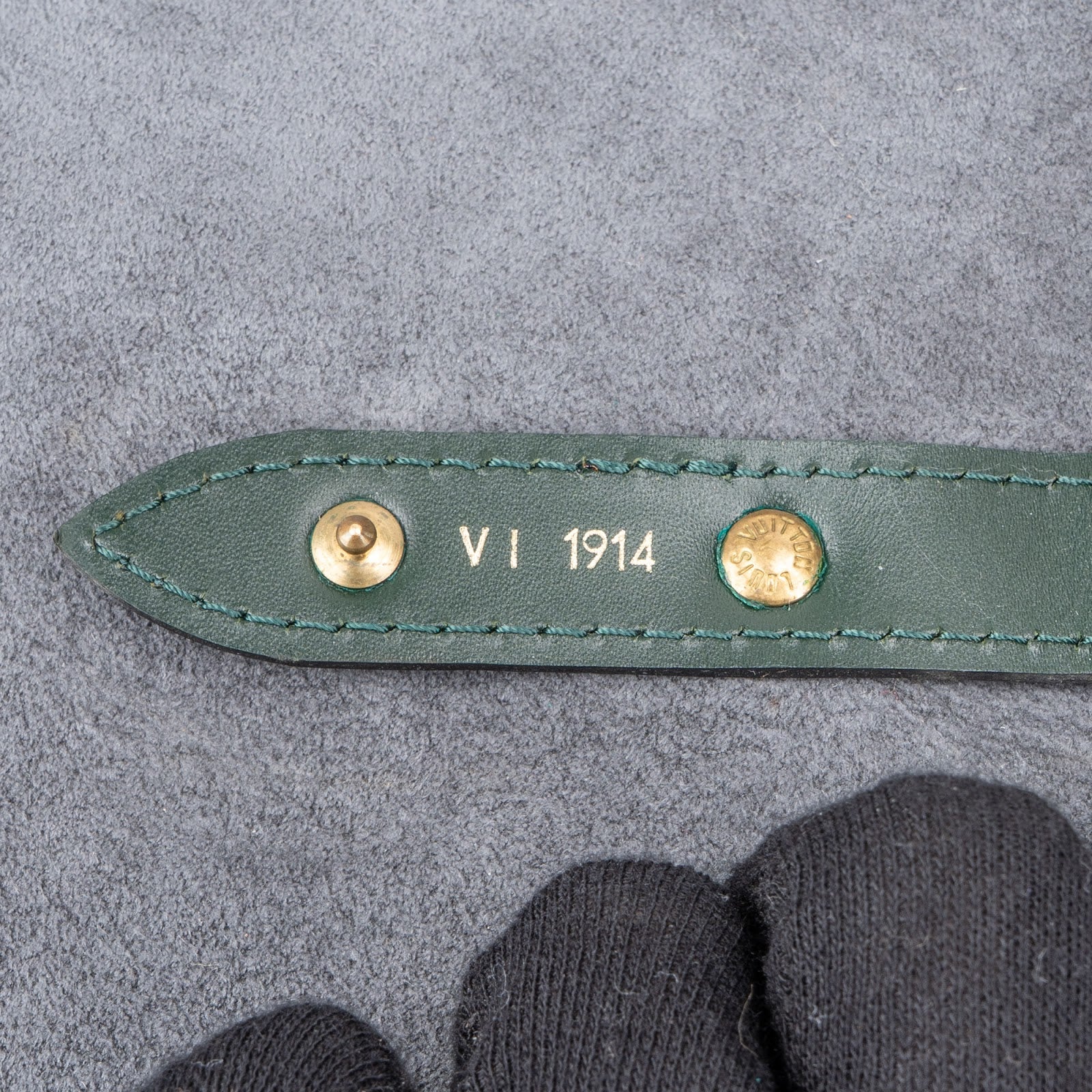 Louis Vuitton Green Taiga Leather Helanga Clip Reisetasche