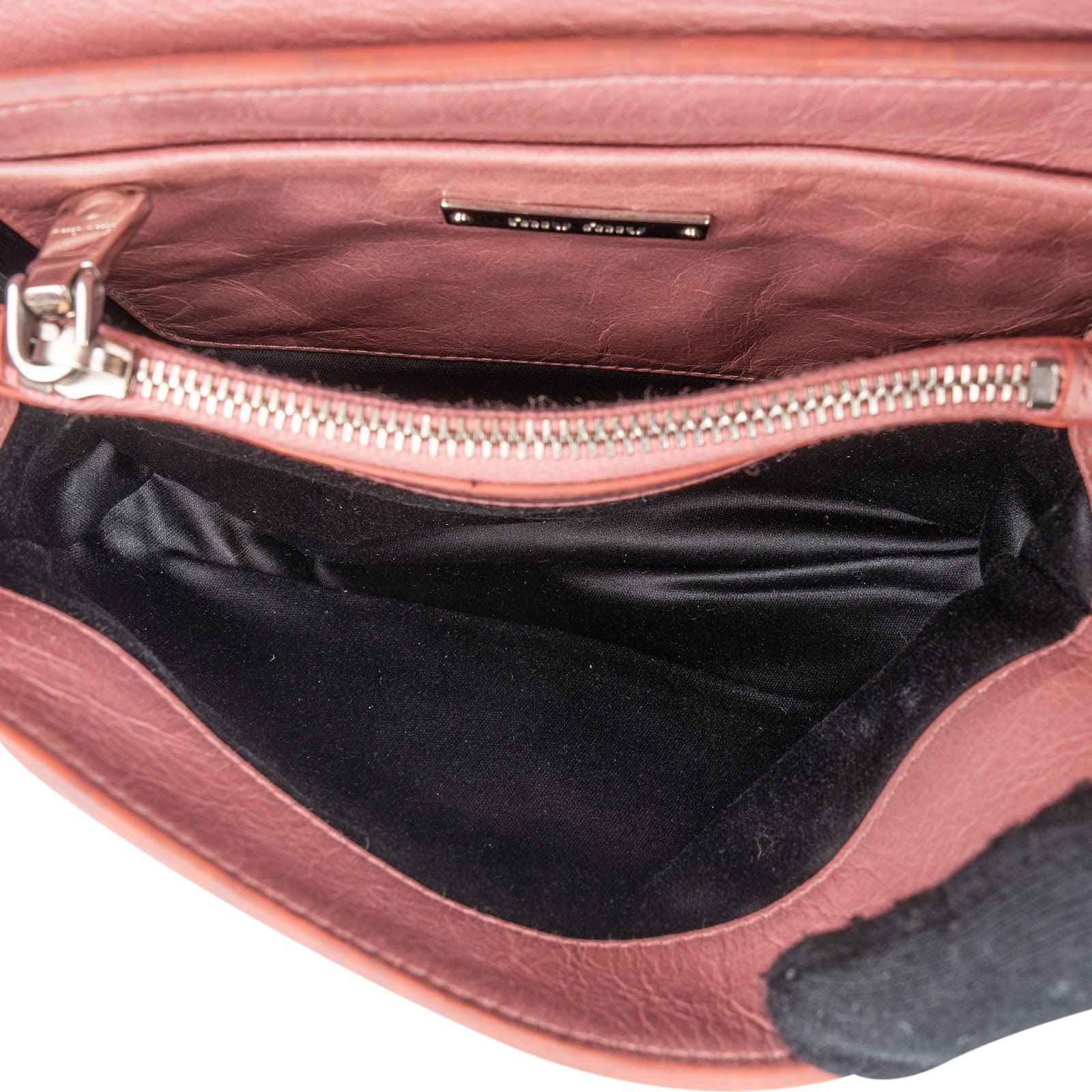 Różowa torebka Miu Miu z rączką na górze, wykonana ze skóry Vitello Lux, w stylu mini crossbody