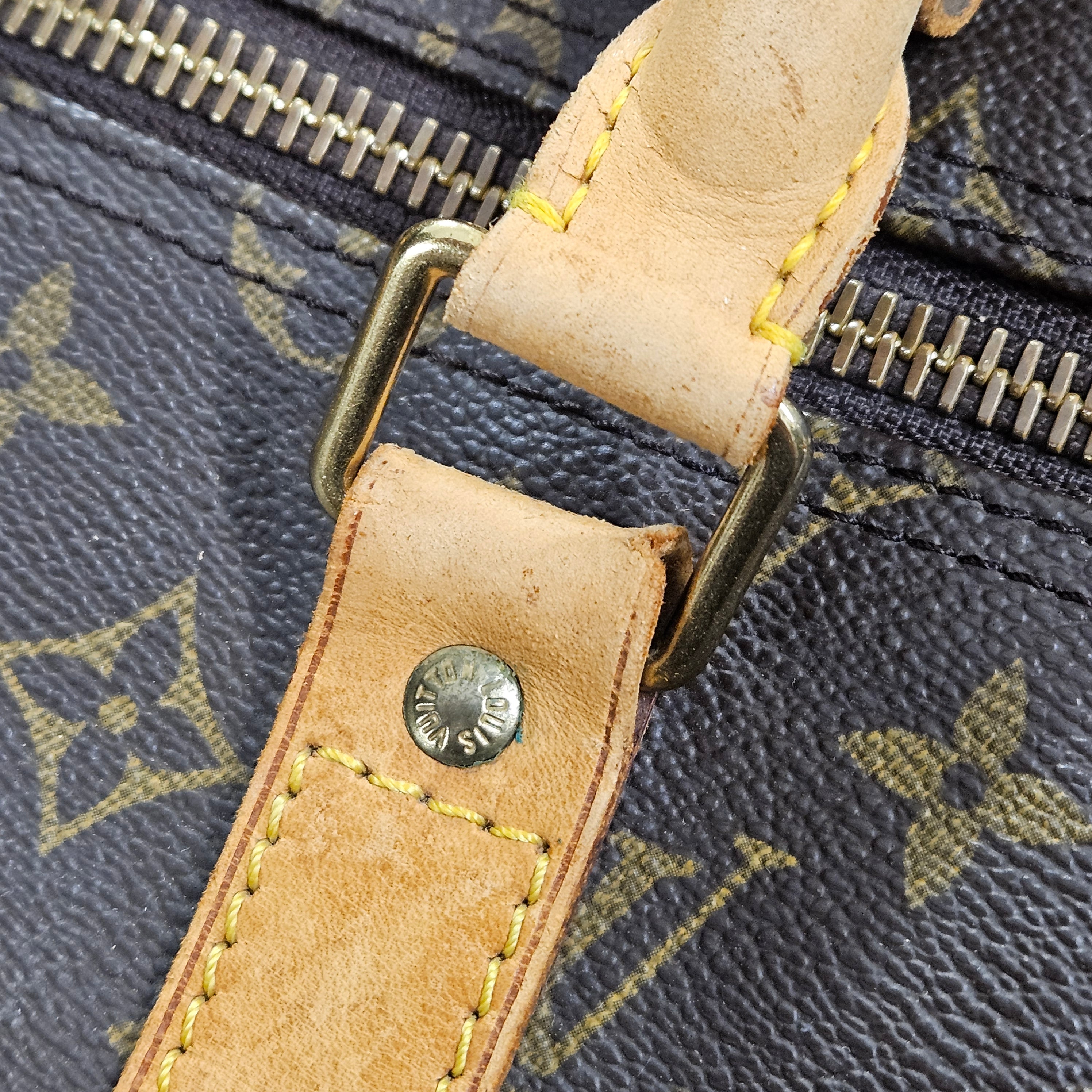 Sac de voyage Louis Vuitton Keepall 55 en toile Monogram avec bandoulière