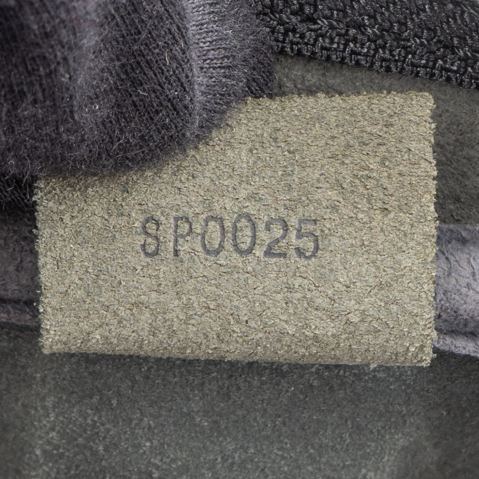 Louis Vuitton Noir Taiga Leather Kendall PM Reisetasche