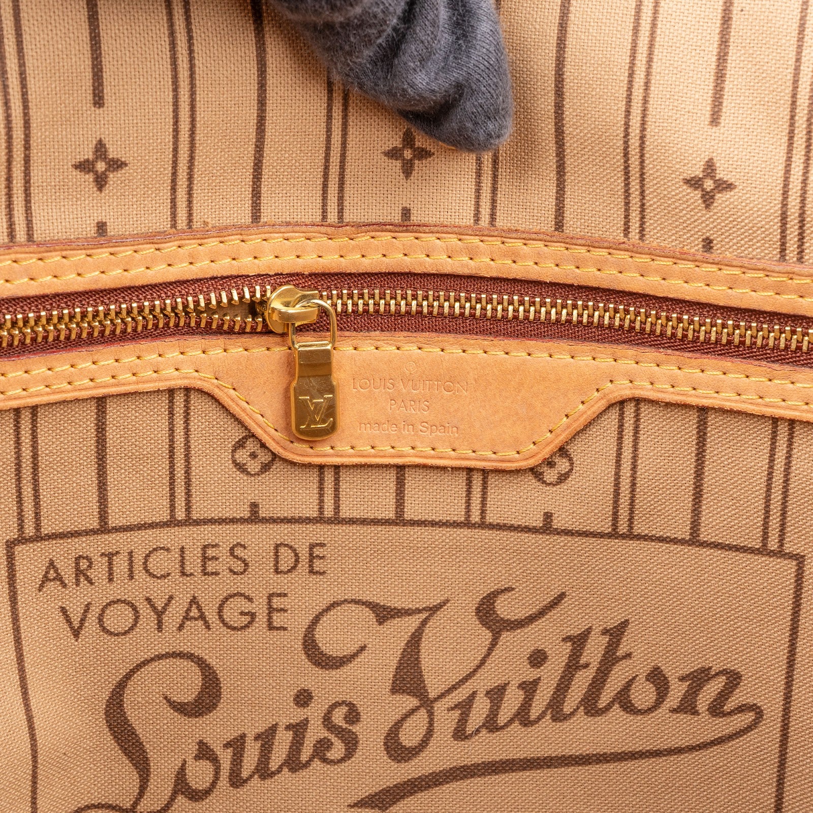 Louis Vuitton – Neverfull MM shoulder bag