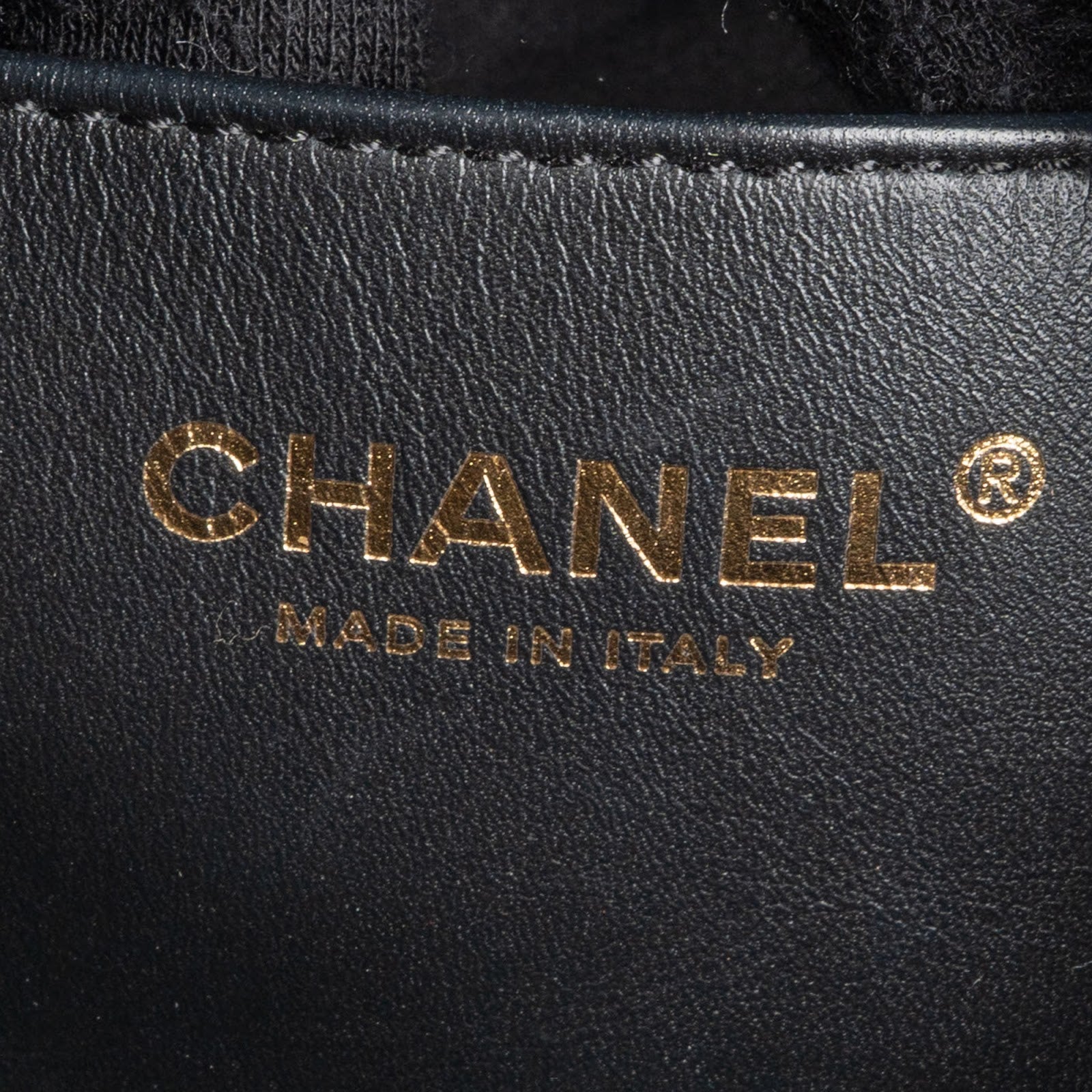 Chanel - 25 Quilted Caviar Leather CC Drawstring Shoulder Bag