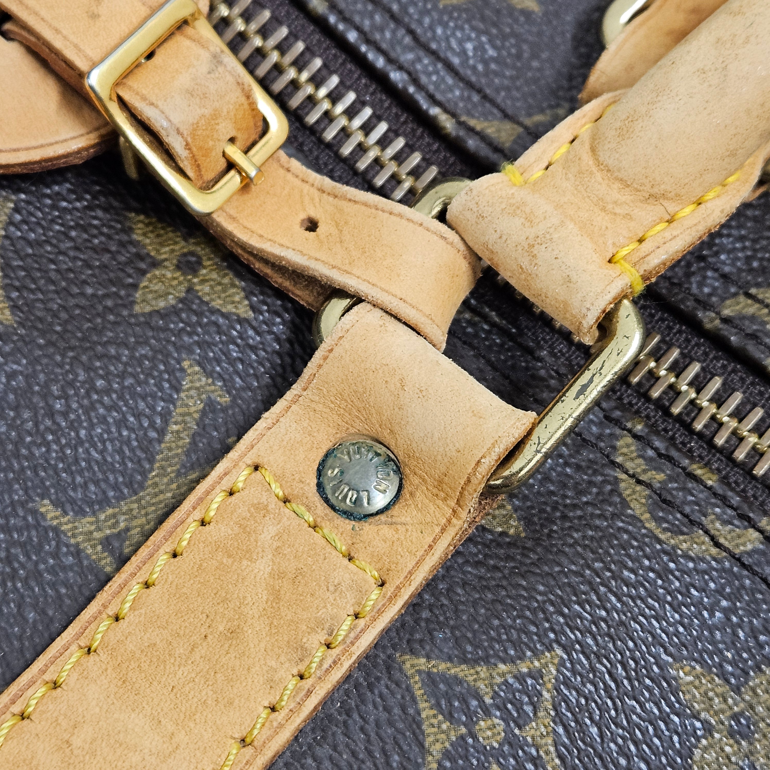 Sac de voyage Louis Vuitton Keepall 55 en toile Monogram avec bandoulière