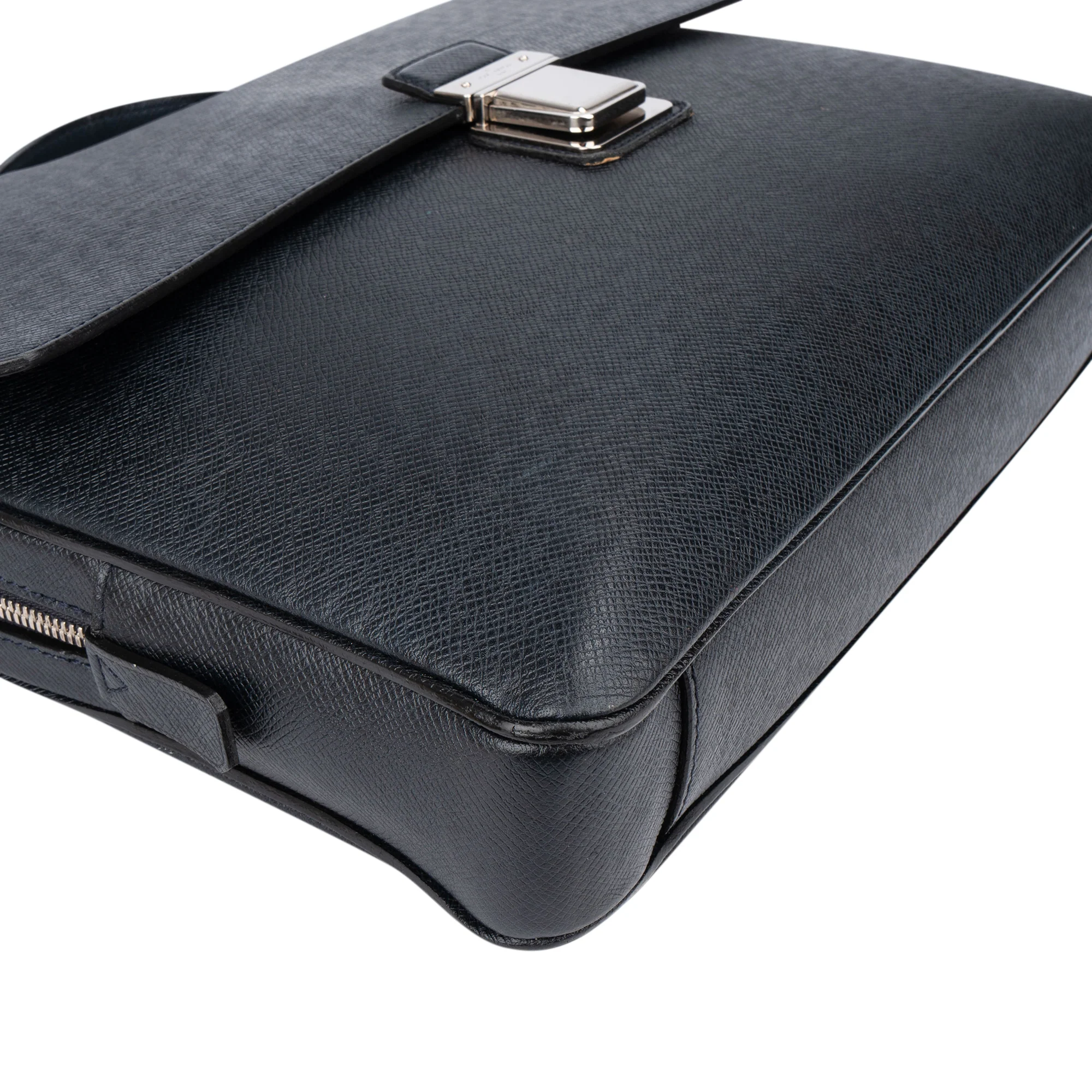 Louis Vuitton Bleu Taiga Leather Vassili PM Business Tasche