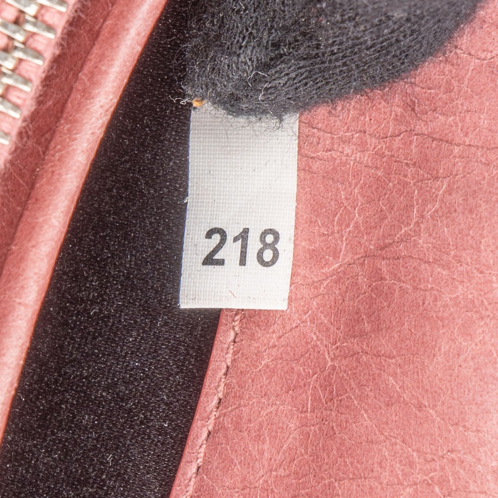 Różowa torebka Miu Miu z rączką na górze, wykonana ze skóry Vitello Lux, w stylu mini crossbody