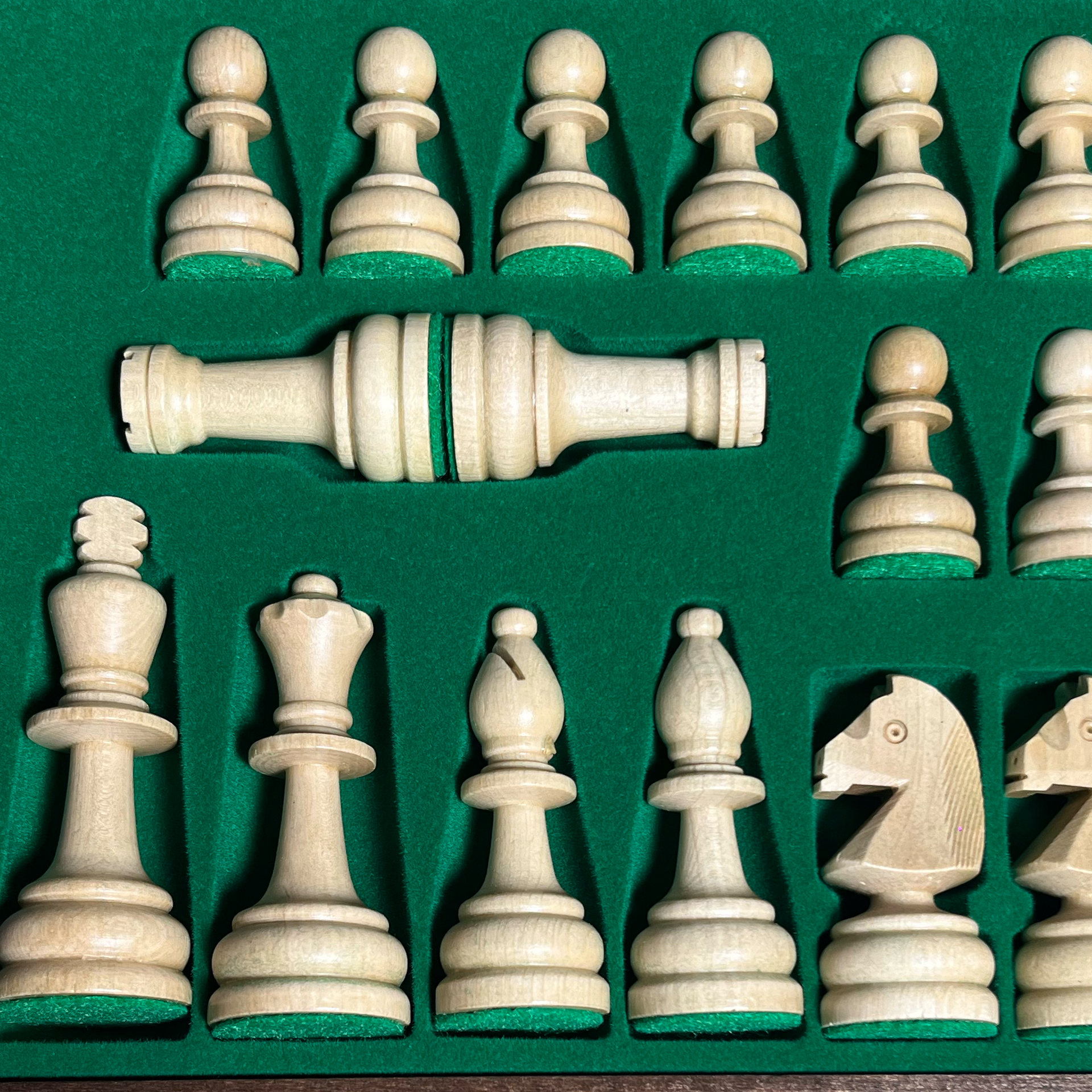 Klassische Turnier Schachspiel mit Figuren aus Holz