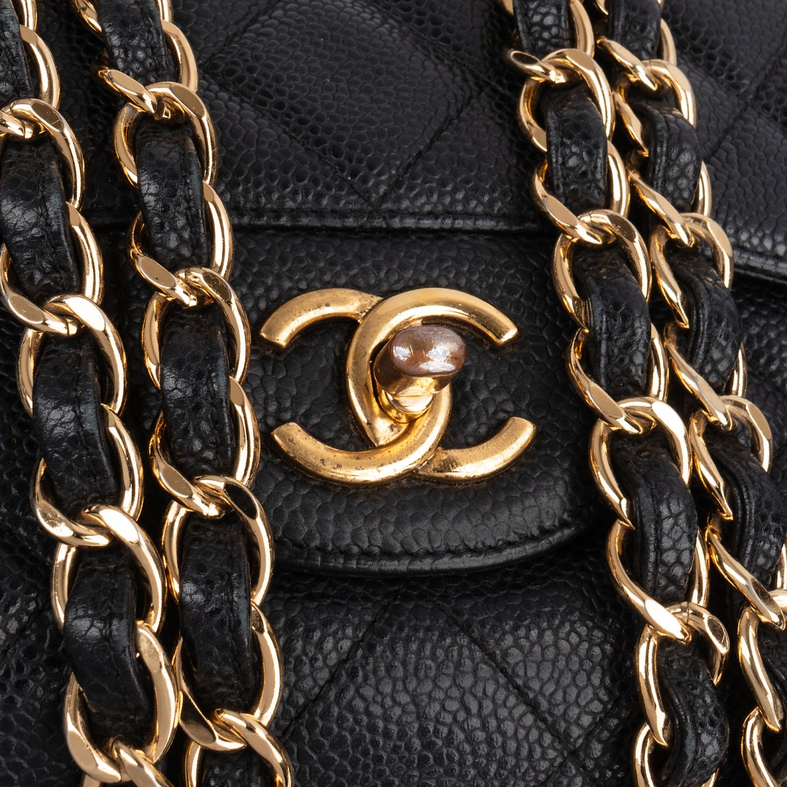 Chanel – Sac à bandoulière Jumbo à double rabat en cuir Caviar matelassé