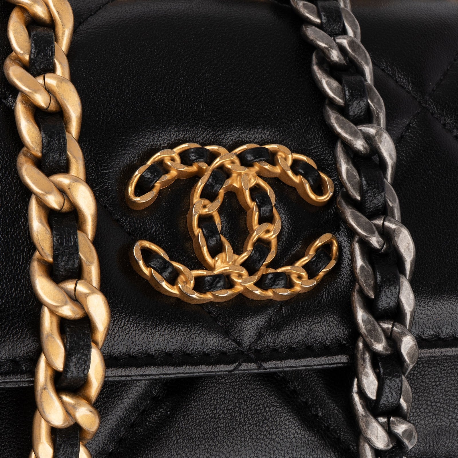 Chanel – 19 Wallet on Chain (WOC)