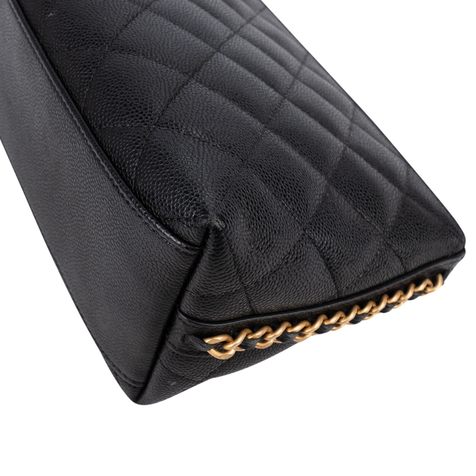 Pochette Chanel in pelle Caviar trapuntata con catena laterale