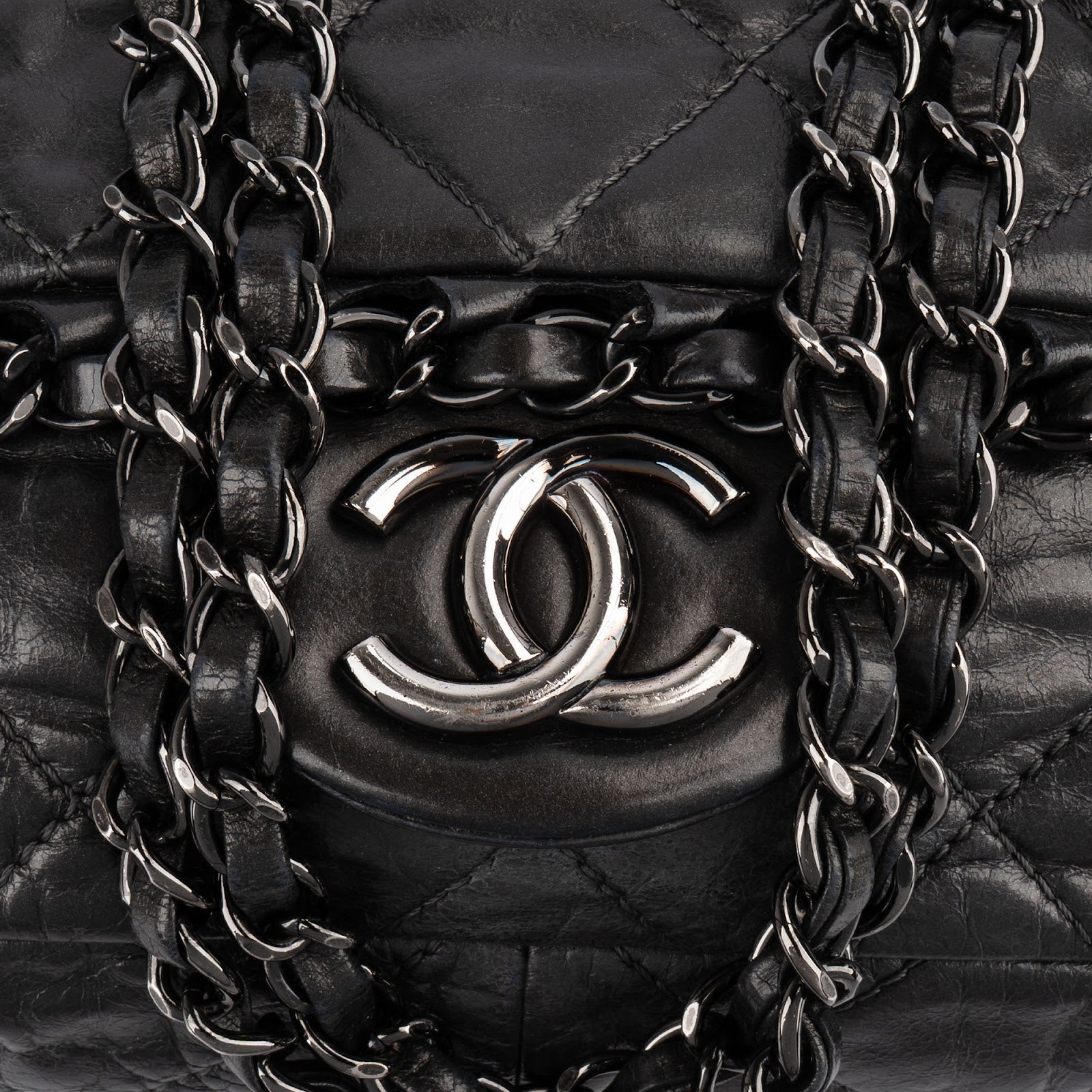 Sac à bandoulière Chanel « Chain Me East West » à rabat unique, en cuir de veau matelassé