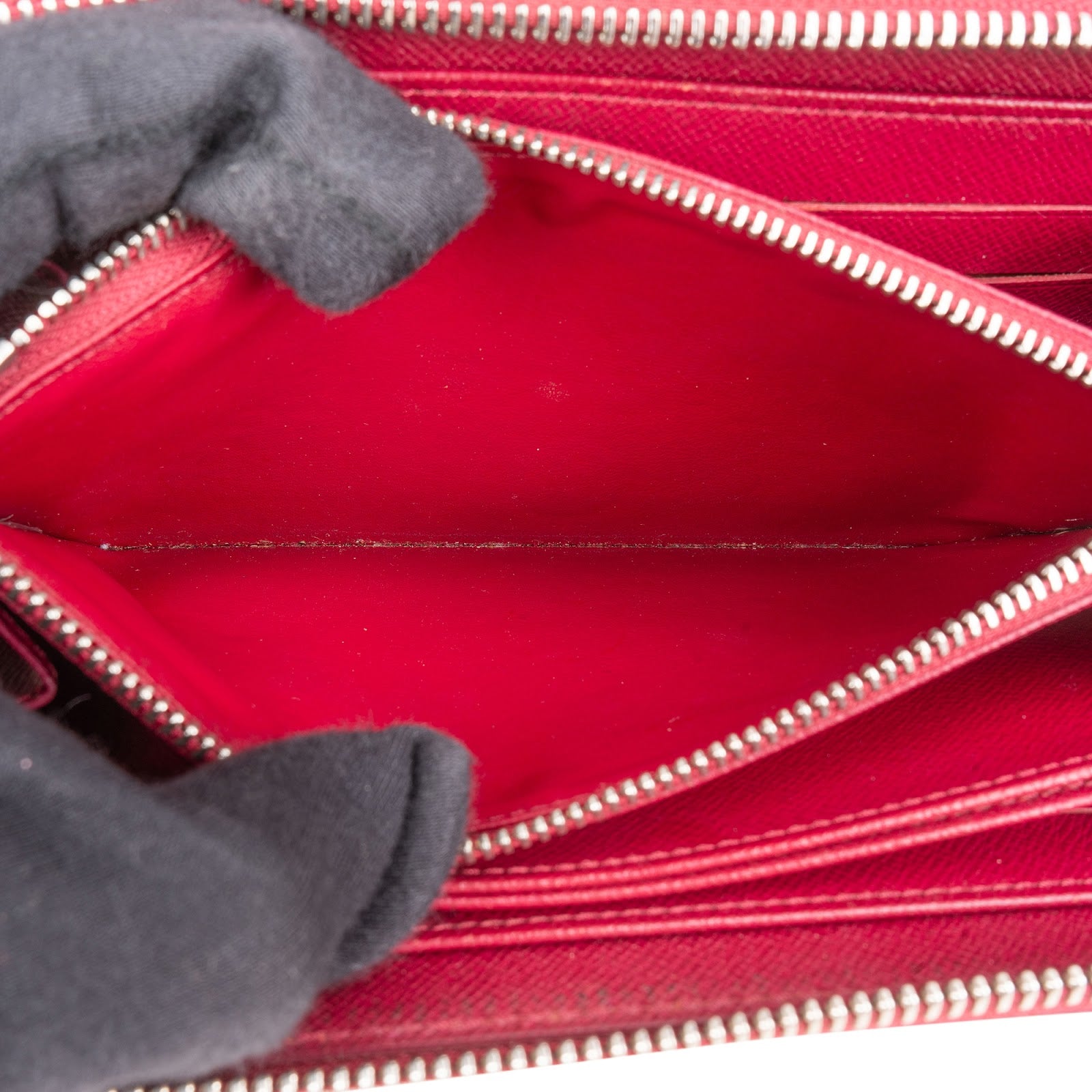 Louis Vuitton Fuchsia Epi Leather Zippy Wallet