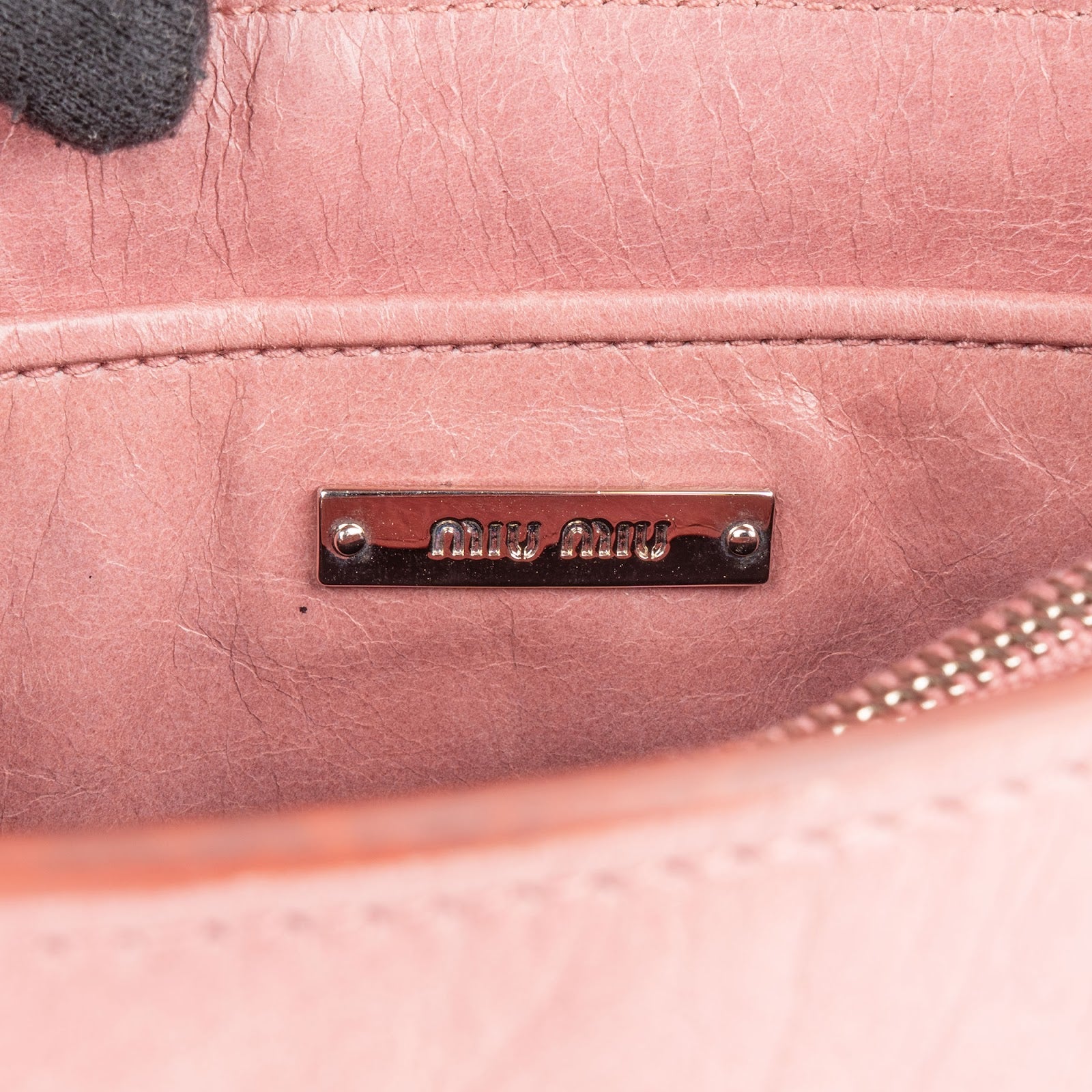 Różowa torebka Miu Miu z rączką na górze, wykonana ze skóry Vitello Lux, w stylu mini crossbody