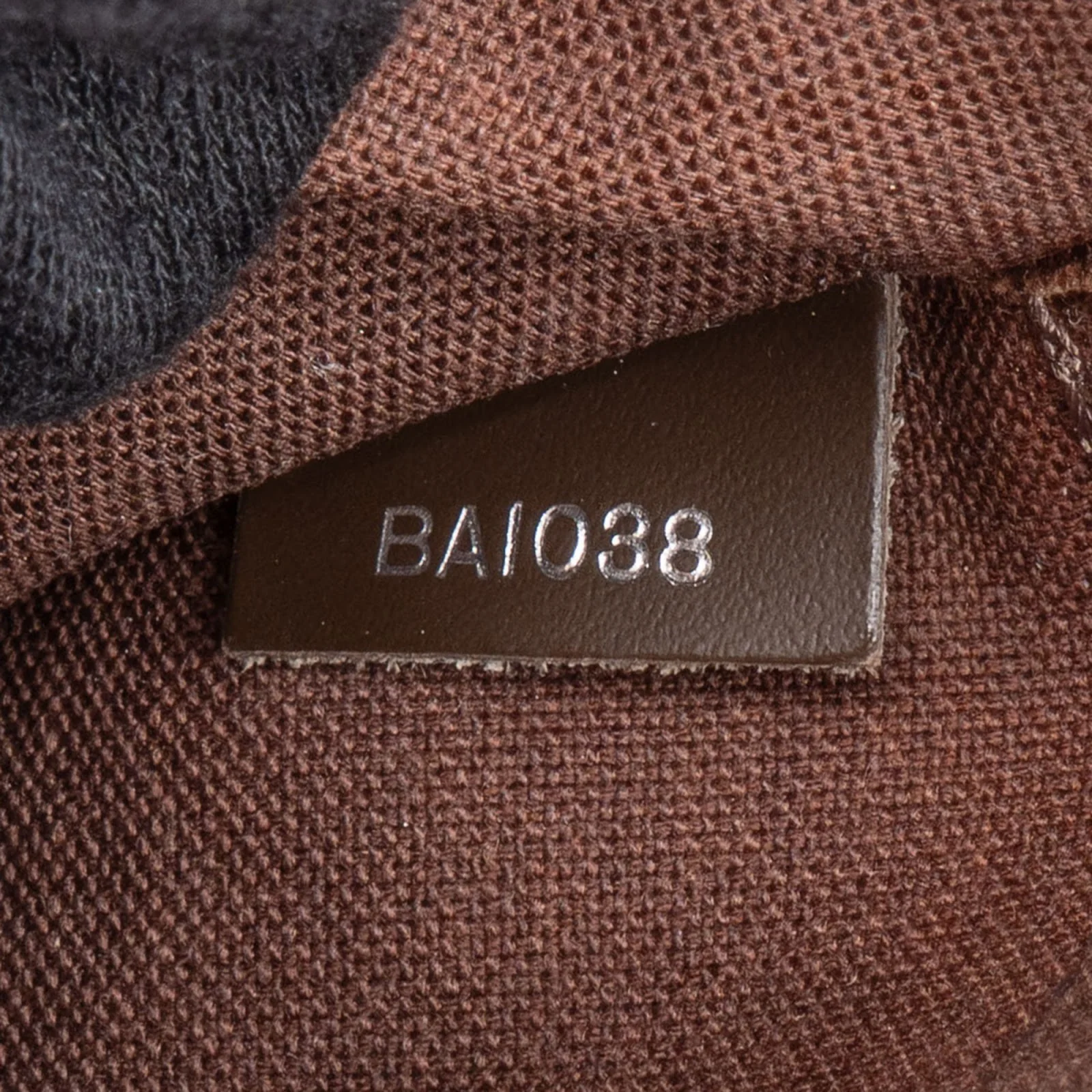 Louis Vuitton Taiga Leather Roman MM Messenger Crossbody Bag