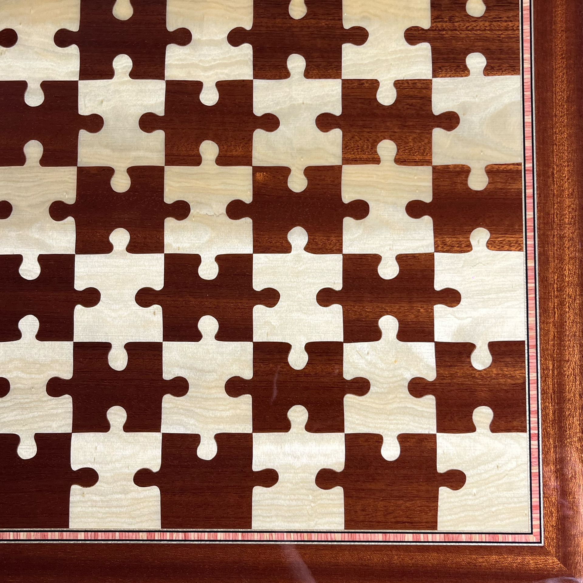 Schachbrett der Luxusklasse mit Puzzle Motiv